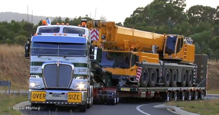 Membreys Kenworth K200 and unloading Liebherr LTM 1350